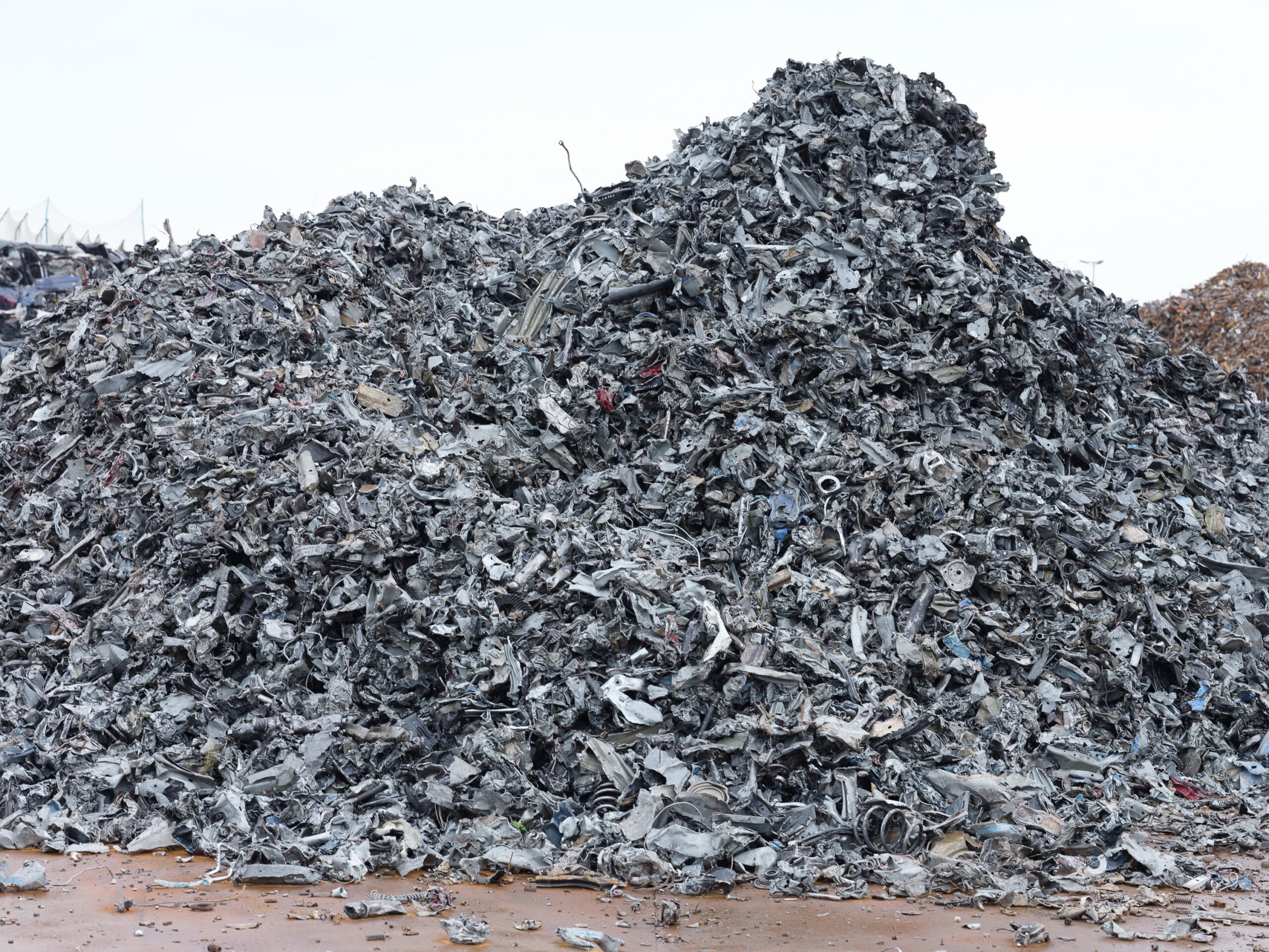 Car2Car Kreislaufwirtschaft Automobilbau Sekundärrohstoffgewinnung aus Altfahzeugen bei Firma Scholz Recycling in Espenhain