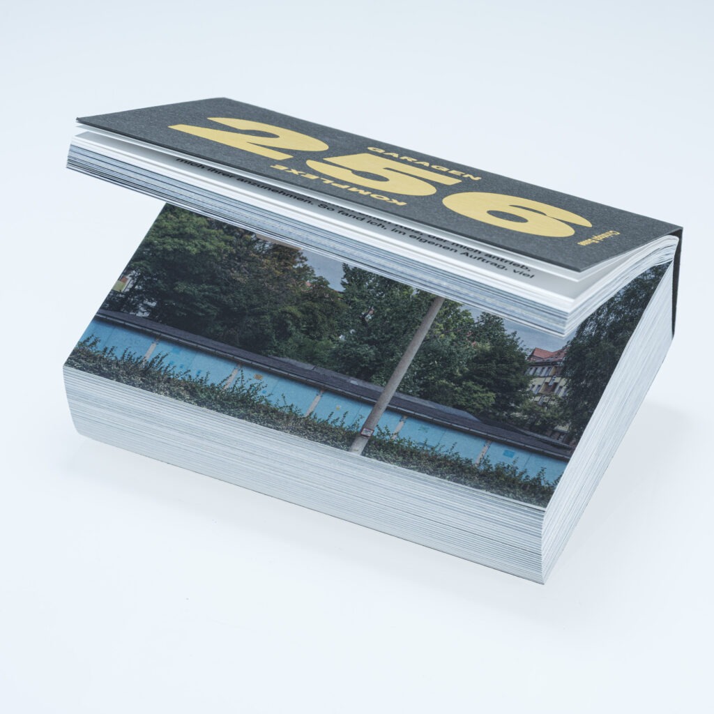 Fotobuch 256 Garagenkomplexe von Christoph Busse, Eigenverlag 2026.
