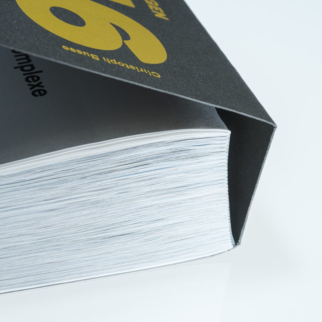 Fotobuch 256 Garagenkomplexe von Christoph Busse, Eigenverlag 2026.