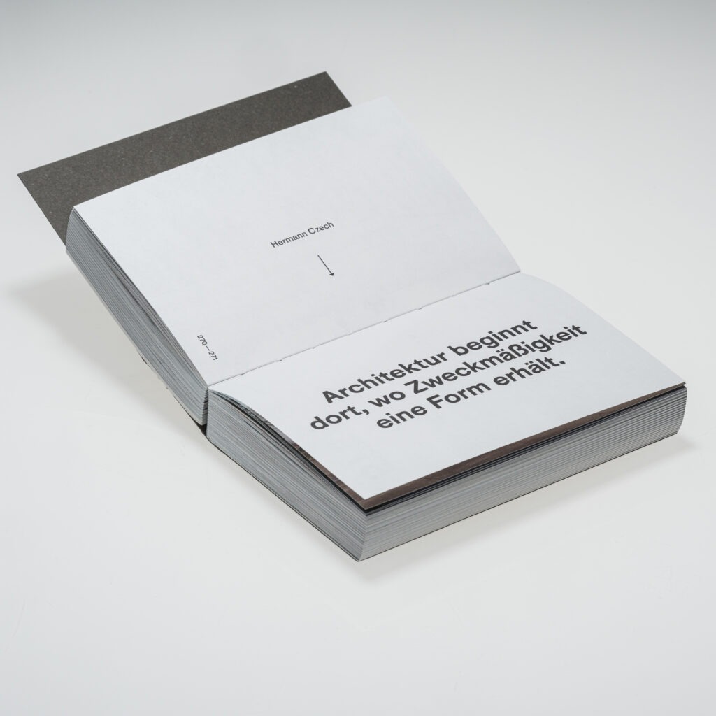 Fotobuch 256 Garagenkomplexe von Christoph Busse, Eigenverlag 2026.