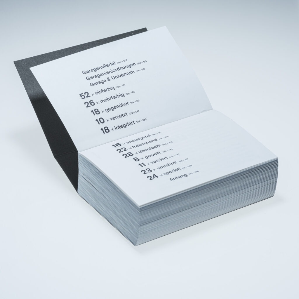 Fotobuch 256 Garagenkomplexe von Christoph Busse, Eigenverlag 2026.