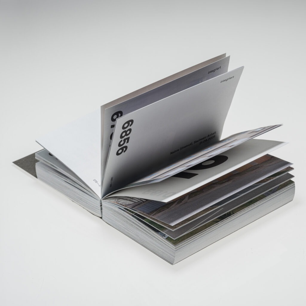 Fotobuch 256 Garagenkomplexe von Christoph Busse, Eigenverlag 2026.