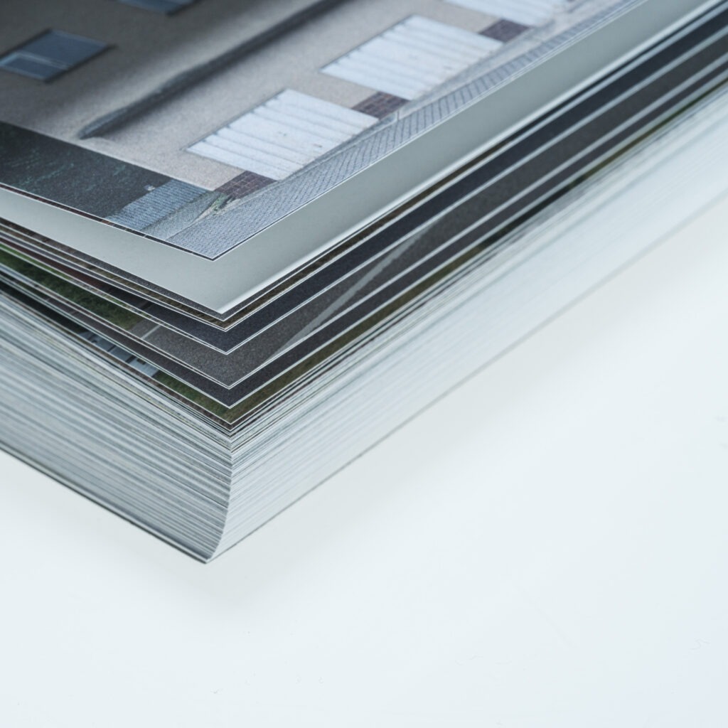 Fotobuch 256 Garagenkomplexe von Christoph Busse, Eigenverlag 2026.