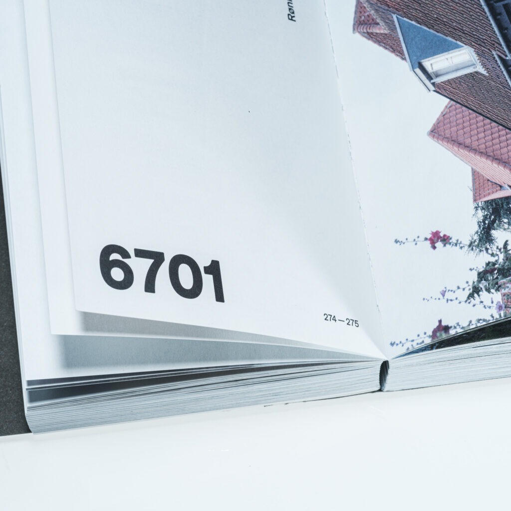 Fotobuch 256 Garagenkomplexe von Christoph Busse, Eigenverlag 2026.