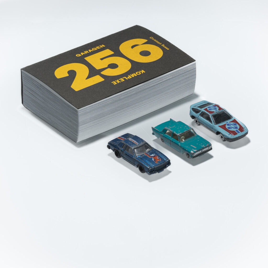 Fotobuch 256 Garagenkomplexe von Christoph Busse, Eigenverlag 2026.