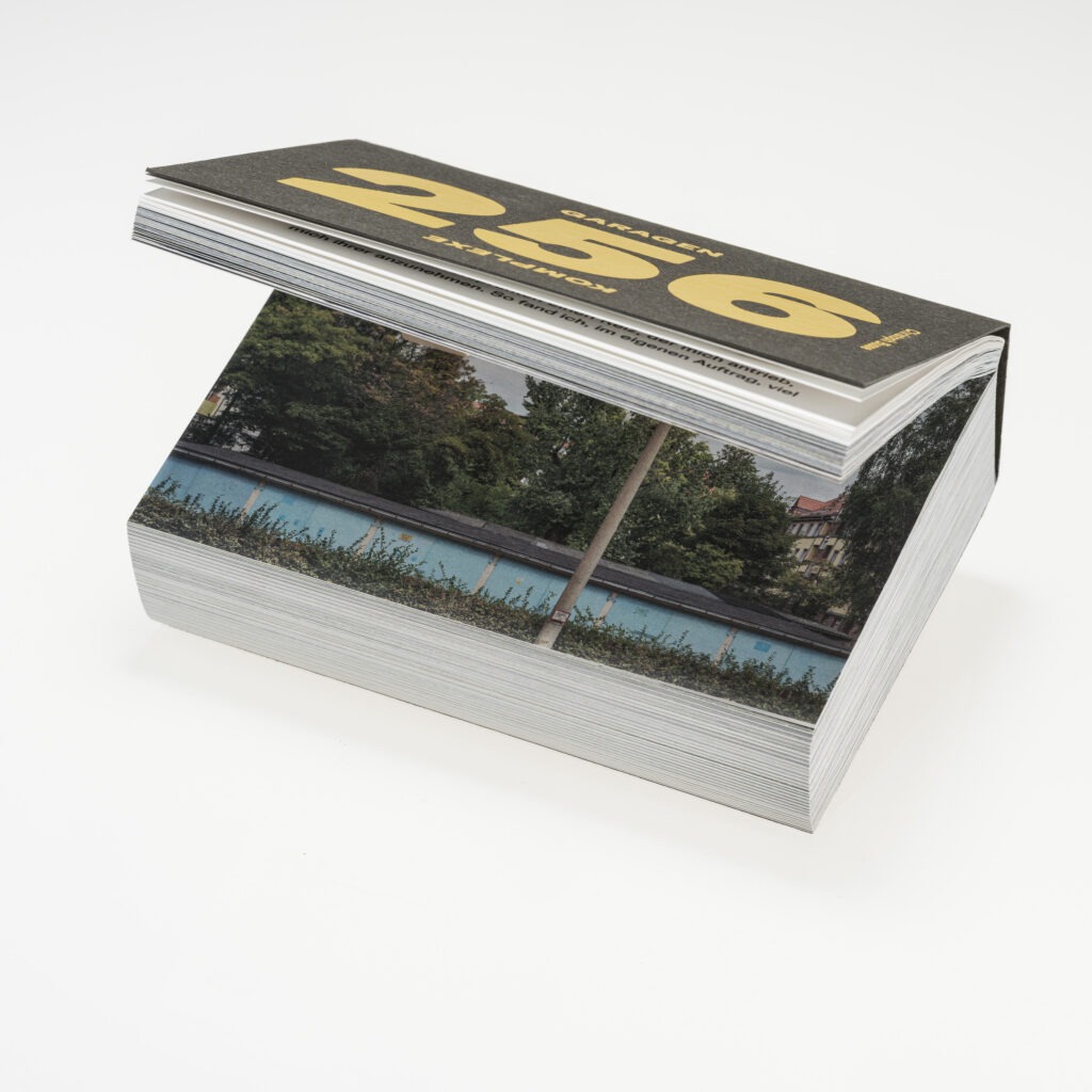 Fotobuch 256 Garagenkomplexe von Christoph Busse, Eigenverlag 2026.