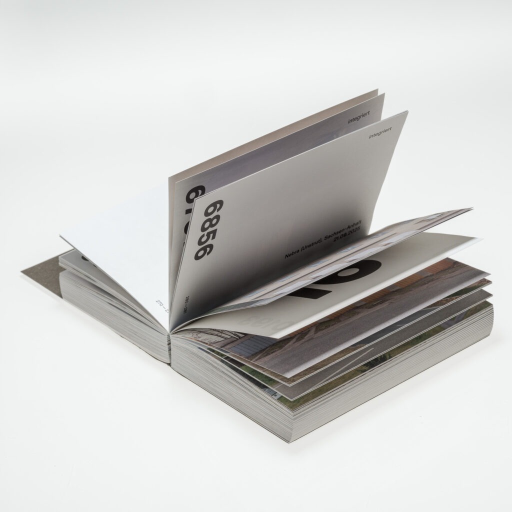 Fotobuch 256 Garagenkomplexe von Christoph Busse, Eigenverlag 2026.