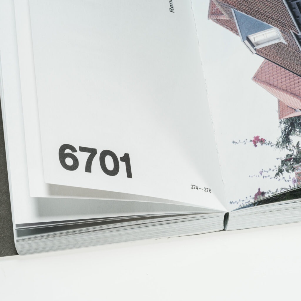 Fotobuch 256 Garagenkomplexe von Christoph Busse, Eigenverlag 2026.